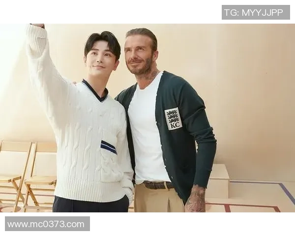 帅哥与足球明星亲密合影展现青春活力与运动魅力的完美结合